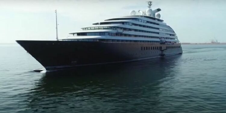 Excéntrico y lujoso crucero antártico arriba a Ushuaia este viernes