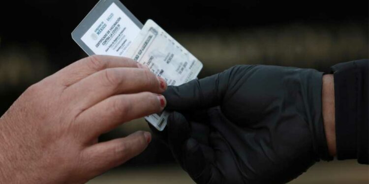 Exigirá EU prueba de vacunación a viajeros esenciales en la frontera