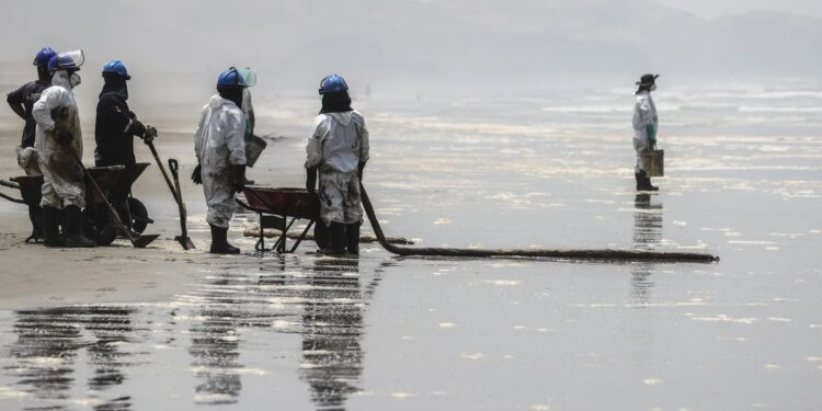 Expertos de la ONU llegaron a playa Cavero para inspeccionar zona afectada tras derrame de petróleo