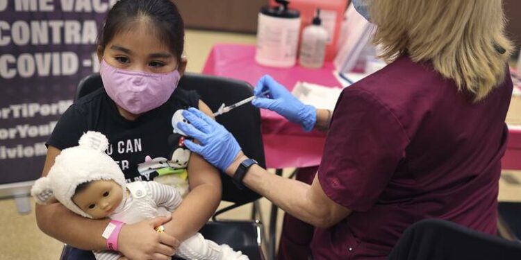 Expertos están alarmados porque solo el 17% de los niños entre 5 y 11 años se han vacunado contra el COVID-19