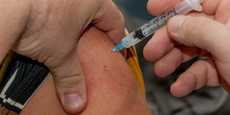 Extranjeros que realicen viajes esenciales a EU deber&aacute;n tener esquema de vacunaci&oacute;n completo