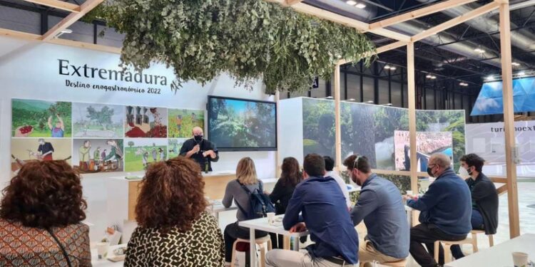 Extremadura duplica los encuentros comerciales en Fitur, alcanzando los 407