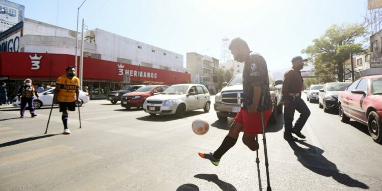 Futbolistas buscan su sueño mundialista en cruceros de Monterrey