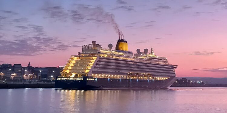 Hace escala en el puerto de A Coruña un crucero con más de 600 pasajeros