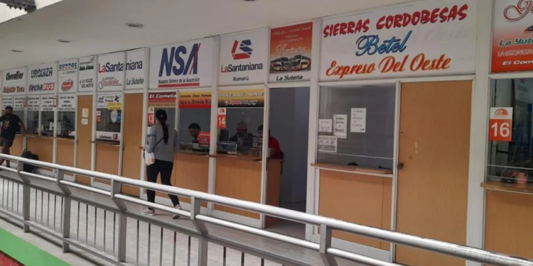 Hasta $4.000 un “negativo”: así operaban los empleados que vendían pasajes de micro y PCR truchos