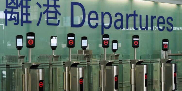 Hong Kong prohíbe algunos vuelos entrantes y refuerza las restricciones por COVID-19
