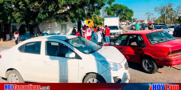 Hoy Tamaulipas - Choque en Tamaulipas Tres lesionados por choque de crucero en el centro de Victoria