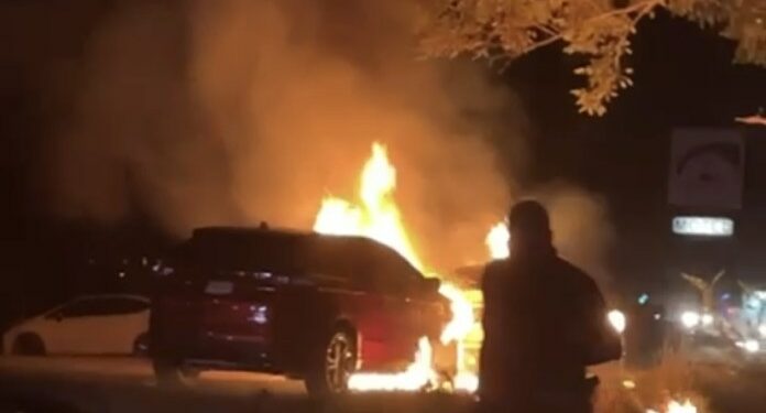 Incendian dos camionetas, ahora por el crucero Colima a Tepames