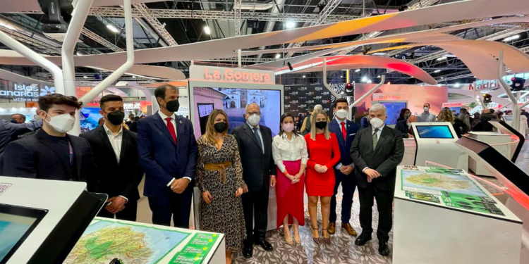 Autoridades regionales e insulares en el stand de Turismo de La Gomera e Islas Canarias en FITUR 2022. / Cabildo de La Gomera