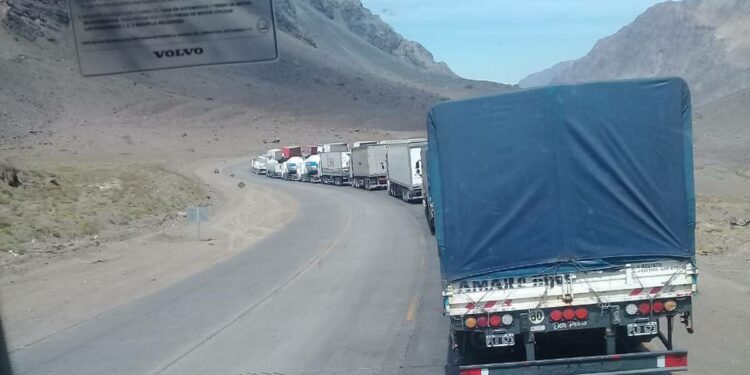 La Nación / Camioneros varados entre Argentina y Chile podrían retomar viajes este viernes