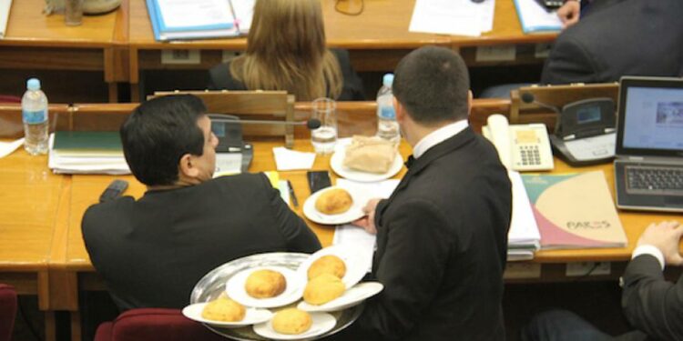 La Nación / “Mensajean” al Senado por viajes, bocaditos y móviles