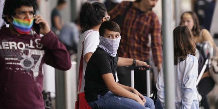 La OMS planteó que la compra de barbijos para viajar, por ejemplo, no debería ser responsabilidad económica de los turistas