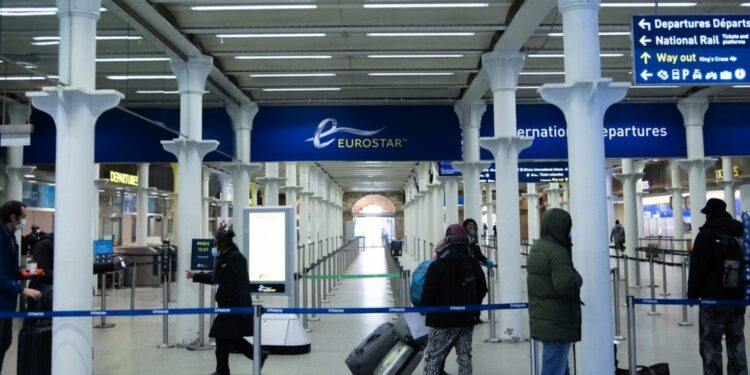 La Unión Europea cambia a un sistema de viajes centrado en el estado de vacunación