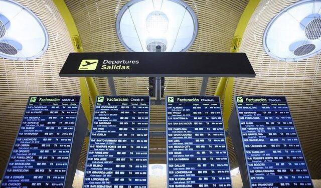 La demanda de viajes aéreos cae un 47% en noviembre, a la espera del impacto de las restricciones por ómicron