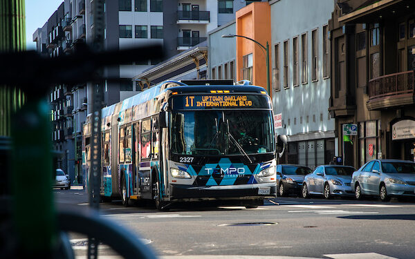 AC Transit buses circulate in downtown Oakland on Jan. 20, 2022. Photo by Martin do Nascimento/CalMatters
