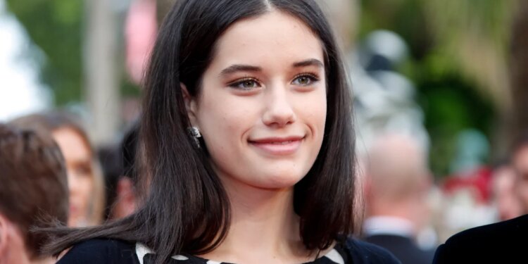 La hija de John Travolta se estrena como cantante y lanza su primera canción