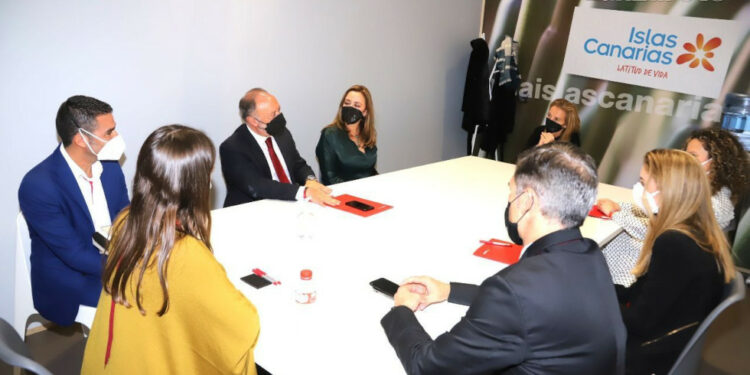 Lanzarote mantiene cerca de medio centenar de reuniones en FITUR