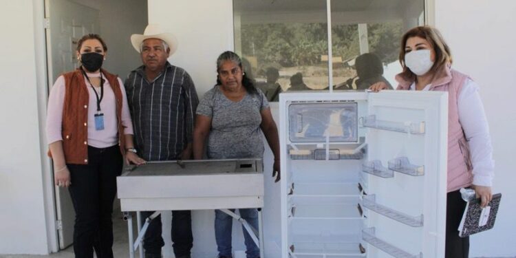 Les cumplen, entregan estufas y refris a familias desplazadas