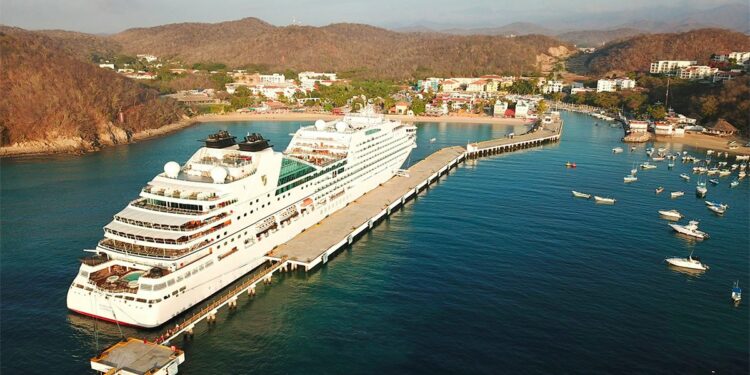 Llega a Huatulco crucero Seabourn Ovation