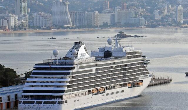 Llegó a Acapulco el crucero Seven Seas Explorer
