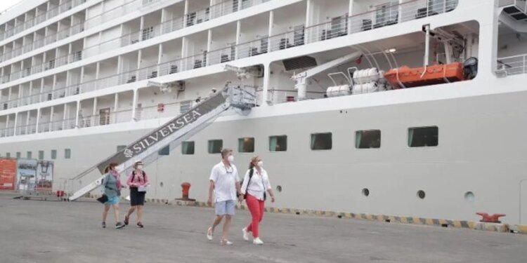 Llegó un crucero a Guayaquil con 11 pasajeros con covid: el resto recorrió la ciudad sin bajar de los buses