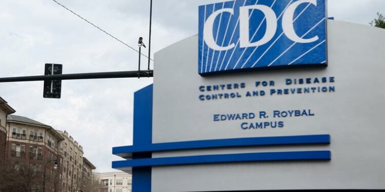 Los CDC evalúan recomendar el fin del aislamiento para personas asintomáticas