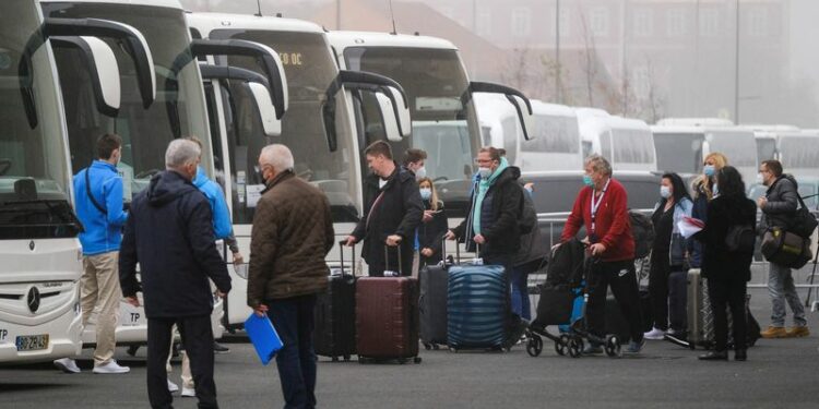 Los pasajeros de un crucero desembarcan tras 5 días confinados por COVID en Lisboa