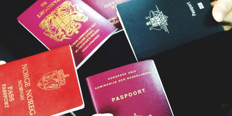 Pasaporte personas sosteniendo pasaportes de diferentes países