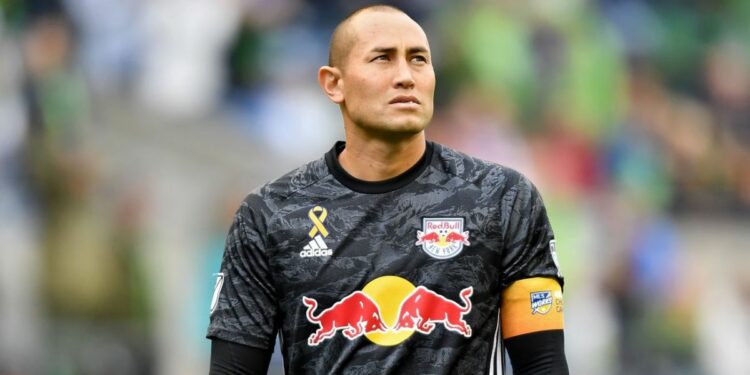 Luis Robles mira a la pantalla del estadio durante partido de New York Red Bulls ante Seattle Sounders.