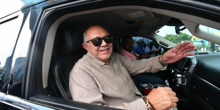 Más de un millón para viajes del alcalde de Mazatlán