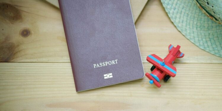 Un pasaporte para viajar sobre una mesa / PEXELS