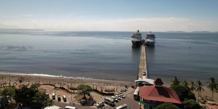 Mercado de Artesanos de Puntarenas fue inaugurado con llegada de dos cruceros