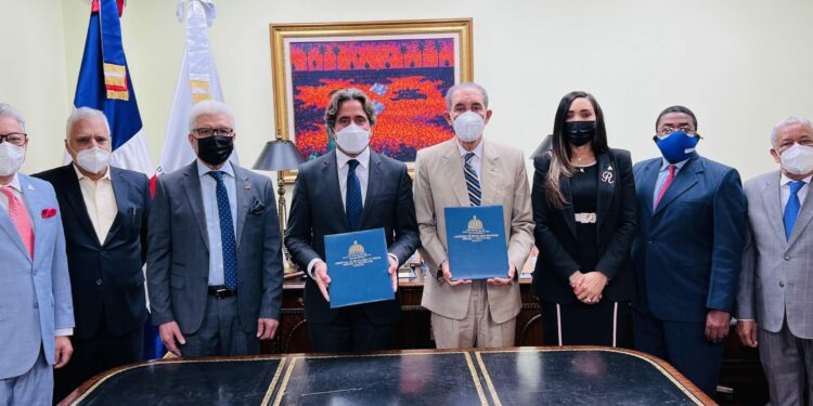 Mescyt y la Universidad de Barcelona formarán 50 jóvenes dominicanos en el área turística en España