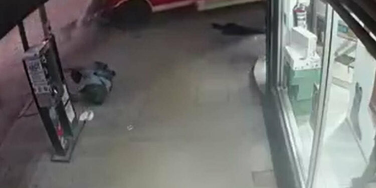 Microbús pierde el control y arrolla a transeúntes