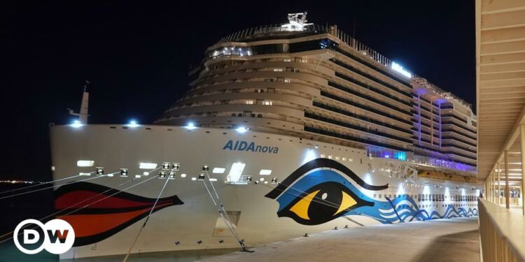 Miles de pasajeros obligados en Portugal a interrumpir crucero por COVID | El Mundo | DW