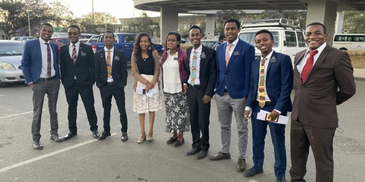 El primer grupo de misioneros de la misión Etiopía Adís Abeba, en ir al Templo de Accra Ghana, para realizar la obra del templo en su idioma nativo amárico en la primavera de 2021.