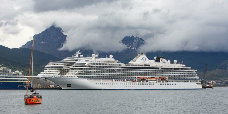 Naviera Crystal suspende sus cruceros por insolvencia de su casa matriz | ECONOMIA