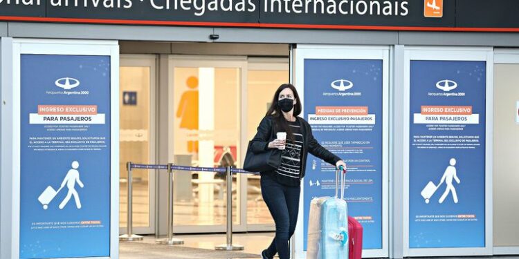 Para ingresar a la Argentina, las personas deben-entre otros requisitos- presentar un test PCR negativo cuya muestra debe estar tomada dentro de las 72 horas previas al momento del viaje.