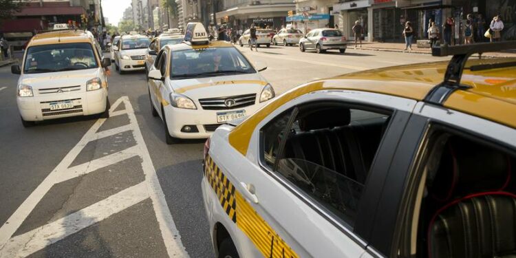 Nueva modalidad de Uber apunta a incorporar taxistas en sus viajes | la diaria
