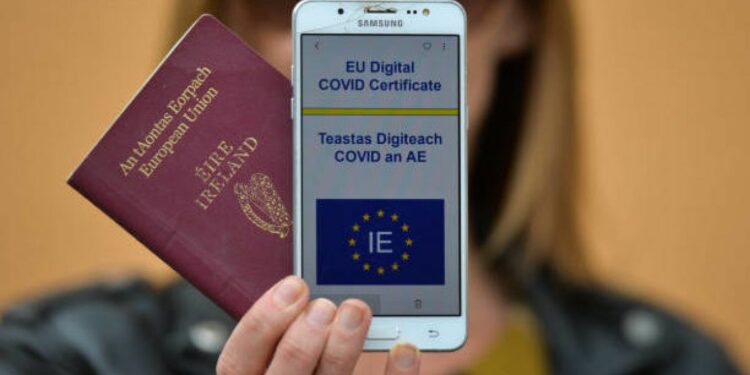 Nuevas reglas de la UE para complicar los viajes de quienes no tienen el refuerzo Covid