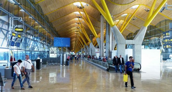 OMS insta a los países a levantar restricciones a viajes internacionales por Covid-19 y reconocer todas las vacunas