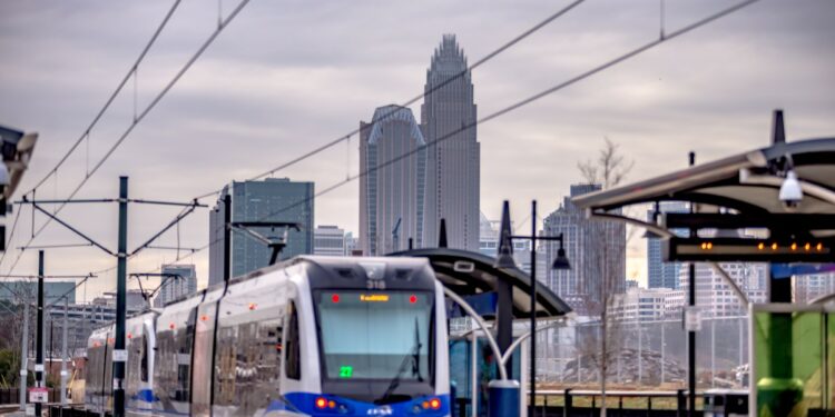 Ofrecen viajes gratis en el tren ligero de Charlotte