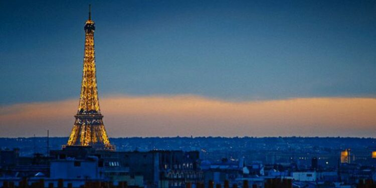 Reconocida como la ciudad de las luces, en invierno, al anochecer temprano se puede disfrutar de sus calles pintorescas y del espectáculo que ocurre cada noche en la Torre Eiffel