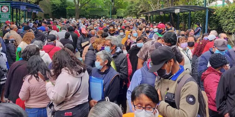 Pacientes del IMSS, en fila hasta nueve horas para una cita en La Raza