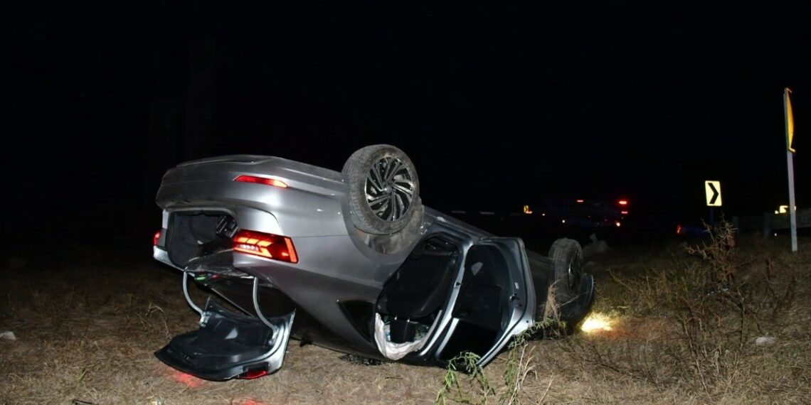 Pareja vuelca en su auto en crucero de Las Brisas, Guasave