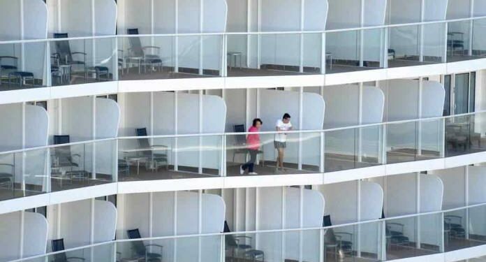Pasajeros de crucero esperan prueba de COVID-19 en Hong Kong