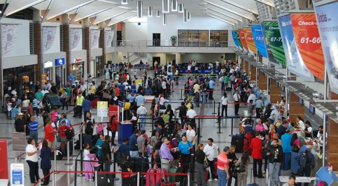Pasajeros denuncian son maltratados por agentes del CESAC y DNCD en AILA – El Viajero Digital