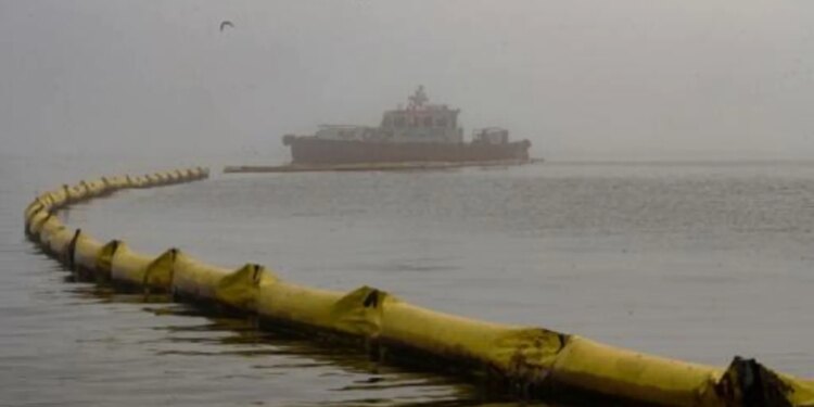 Perú declara "emergencia ambiental" en zona costera afectada por derrame petrolero