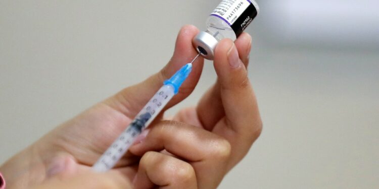 Pfizer prevé tener lista una vacuna contra ómicron en marzo