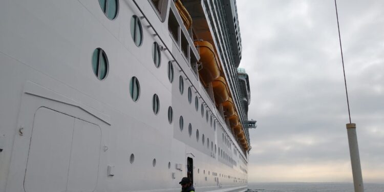Por 93 positivos de COVID-19 niegan desembarque en Ensenada a crucero que salió de Mazatlán